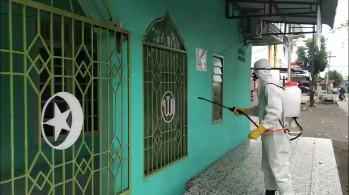 Personil Sat Brimob Polda Sumut Laksanakan Penyemprotan Disinfektan ke Rumah Ibadah