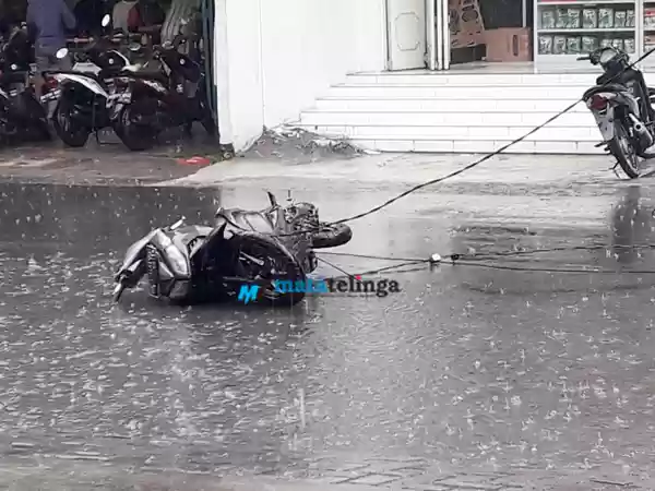 Angin Kencang,   Papan Reklame Tumbang Nyaris Makan Korban