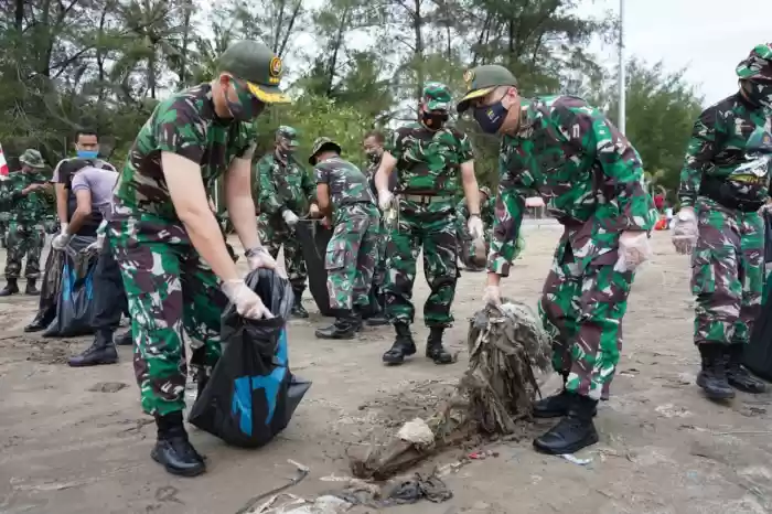 Sambut HUT RI ke 75, Korem 032 dan Polda Sumbar  Gelar Karya Bakti di Pantai Air Manis