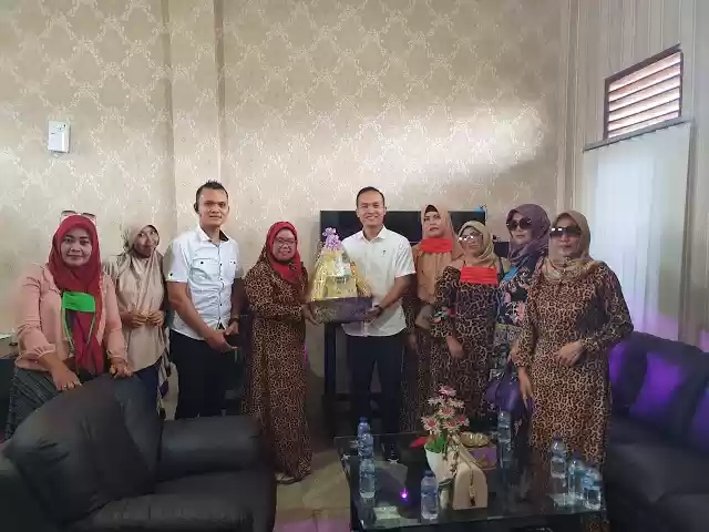 Puluhan Omak-obak Sambangi Mapolres Pelabuhan Belawan