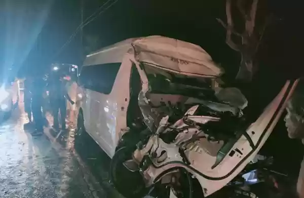 Sopir bus Toyota Hiace Tewas,  Penumpang Luka Berat dan Ringan