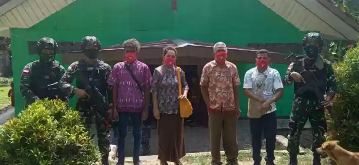 Satgas Pamtas RI-PNG Yonif Raider 100/PS Saat Ibadah Tak Lupa Protokel Kesehatan
