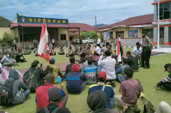 Mapolres Labuhanbatu Didatangi Petani dan Mahasiswa Minta Perwira Dibebaskan