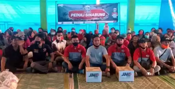 Tagana JNE Bantu Warga Terdampak Erupsi Sinabung