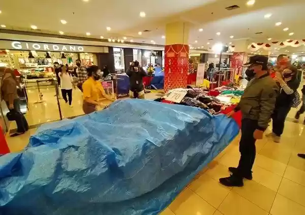 Pegawai Kocar-Kacir Tutupi Barang, Dengan di Berlakukan Jam Malam