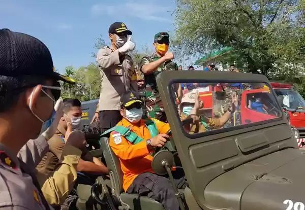 Brimob Polda Aceh, Lakukan Penyemprotan Serta Mensosialisasikan bahaya COVID-19