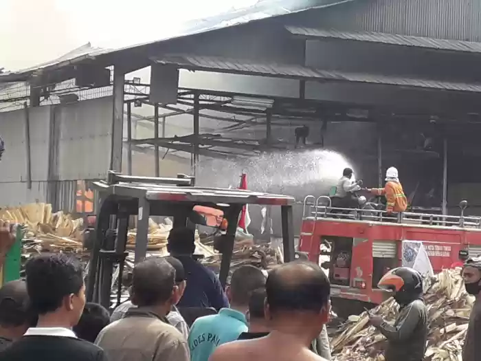 Pabrik Triplek di Tebingtinggi Terbakar, Perusahaan Alami Kerugian Ratusan Juta