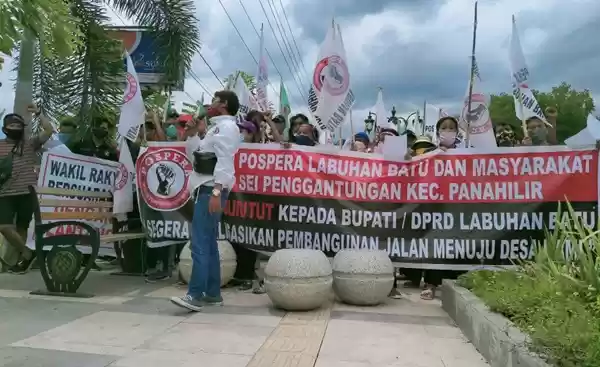 Ratusan Warga Unjuk Rasa Ke Kantor Bupati Labuhanbatu