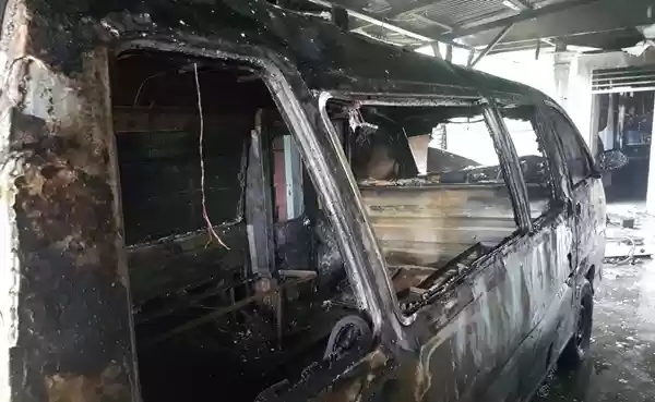 Apes,  Mau Masak Daging Malah Bakar Angkot