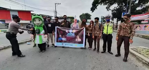 Relawan Kamtibmas Baharkam Polri Bersama KNPI Sumut Bagi Masker Tekan Covid-19 