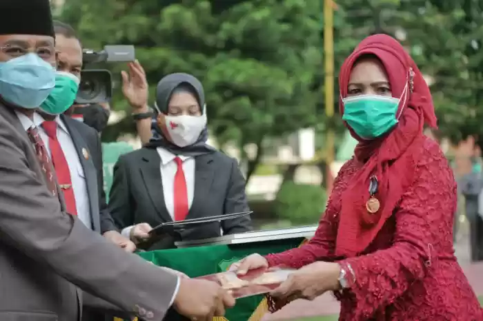 Sekda Serahkan Penghargaan Satyalancana Karya Satya dari Presiden RI kepada 3 ASN