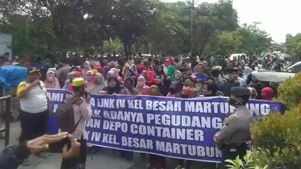 Desak Perbaikan Jalan, Warga Martubung Demo Kantor Camat Medan Labuhan