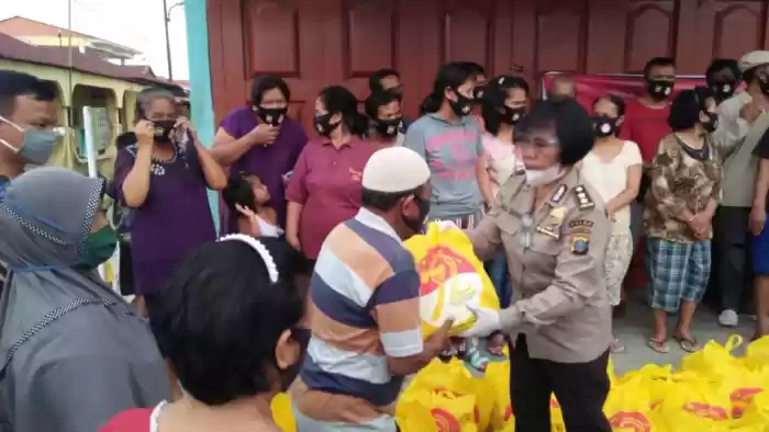 Polwan Polda Sumut Bagi-Bagi Sembako ke Masyarakat