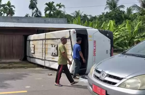 Bus Membawa ASN Terbalik dan Dapat Pertolongan ke Puskesmas Setempat
