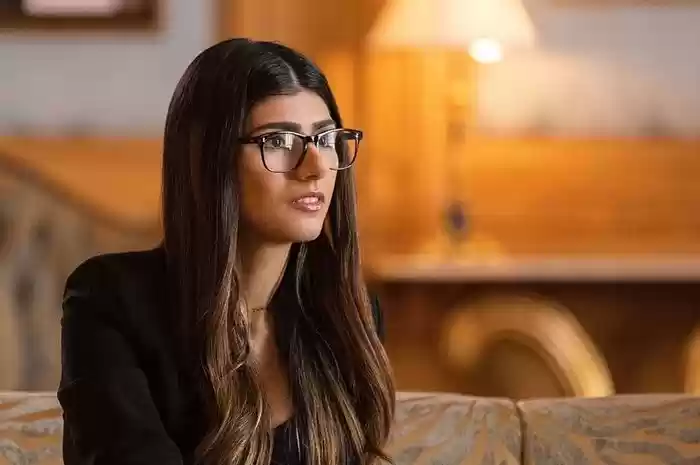 Mantan Bintang Porno Mia Khalifa Menangis