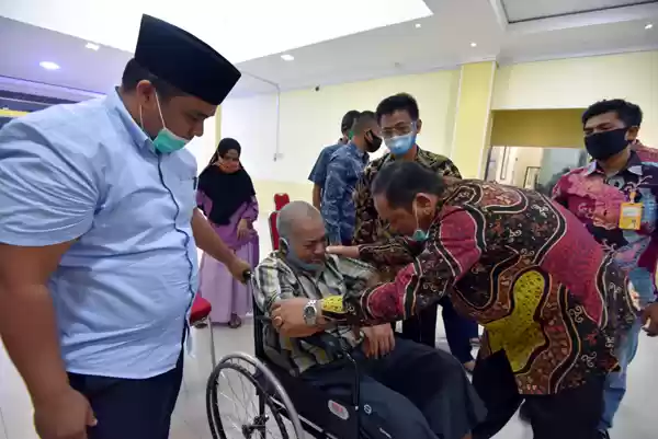 PT Taspen Serahkan Bantuan Kursi Roda Kepada ASN Difabel