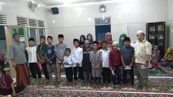 BKM Baiturahman Beri Santunan Paket Internet Kepada Anak Yatim