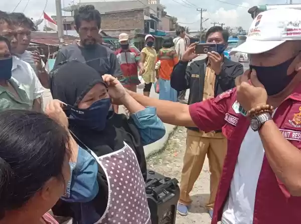 Personil Polsek Dolok Pardamean Bagi Masker kepada Masyarakat