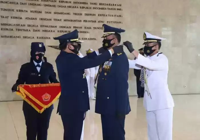 Panglima TNI Sematkan Tanda Kehormatan Bintang Angkatan Kelas Utama Kepada Kasal dan Kasau