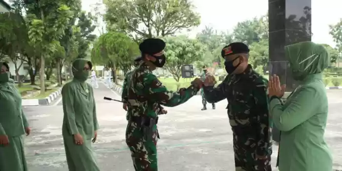 Danyonkav 6/NK Pimpin Tradisi Korps Penyambutan Warga Baru Naga Karimata 