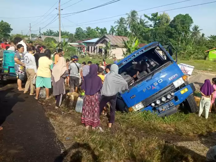 Truk Tangki dari Medan Pengangkut Solar Terguling di Labuhanbatu