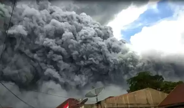 Hendra Gunawan :  Hujan Abu Masyarakat diimbau Memakai Masker