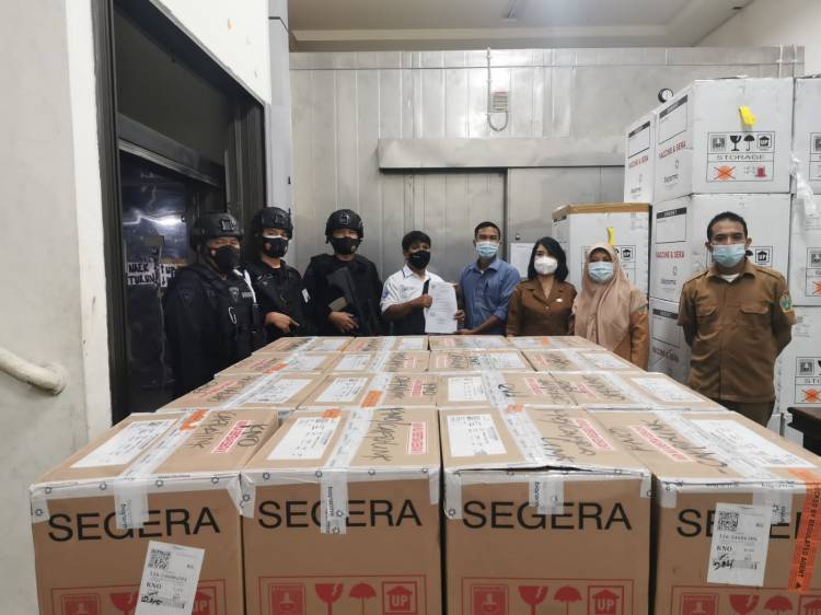 Menuju Dinkes Provinsi Sumut, Brimob Polda Sumut Kawal Vaksin Sinovac