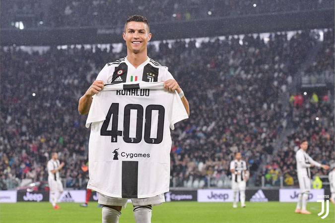 Cristiano Ronaldo Batal Gabung PSG?