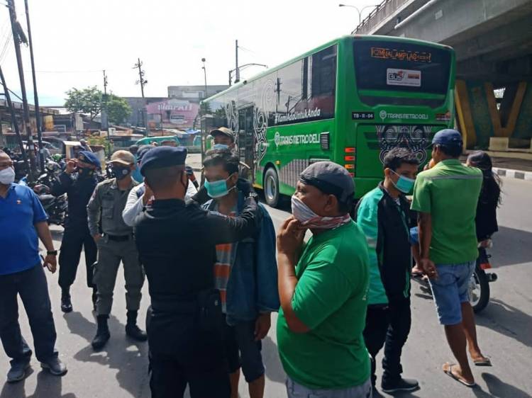 Bersama Unsur Terkait, Personil Brimob Poldasu Bagikan Masker Kepada Masyarakat