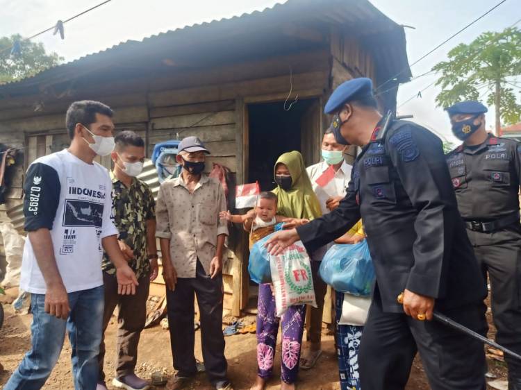 Jelang HUT RI KE-76, Batalyon C Pelopor Brimob Sumut Salurkan Bansos dan Bendera Merah Putih Kepada Masyarakat