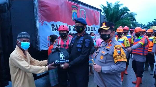 Kapolda Sumut Serahkan 1.000 Paket Sembako Bagi Warga Korban Banjir di 4 Kecamatan Kabupaten Batubara