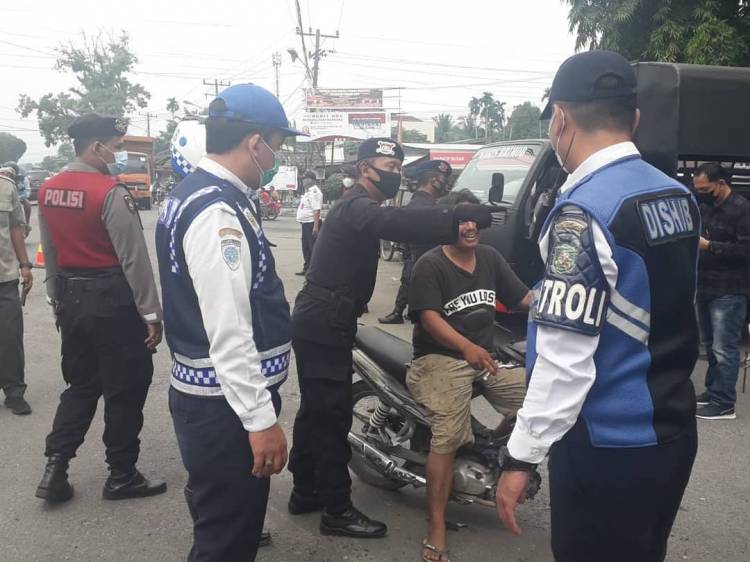 Brimob Polda Sumut Sampaikan Himbauan Prokes di Pasar Tradisional