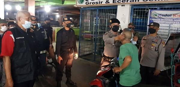 Brimob Poldasu Blusukan ke Pasar Tradisonal Sampaikan Himbauan Prokes Kepada Masyarakat