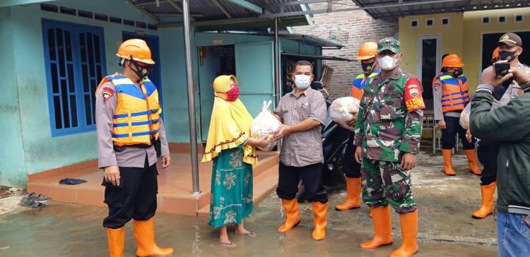 Korban Banjir di Asahan, AKP Abdul Hakim : Ini Wujud Bhakti Brimob Untuk Masyarakat