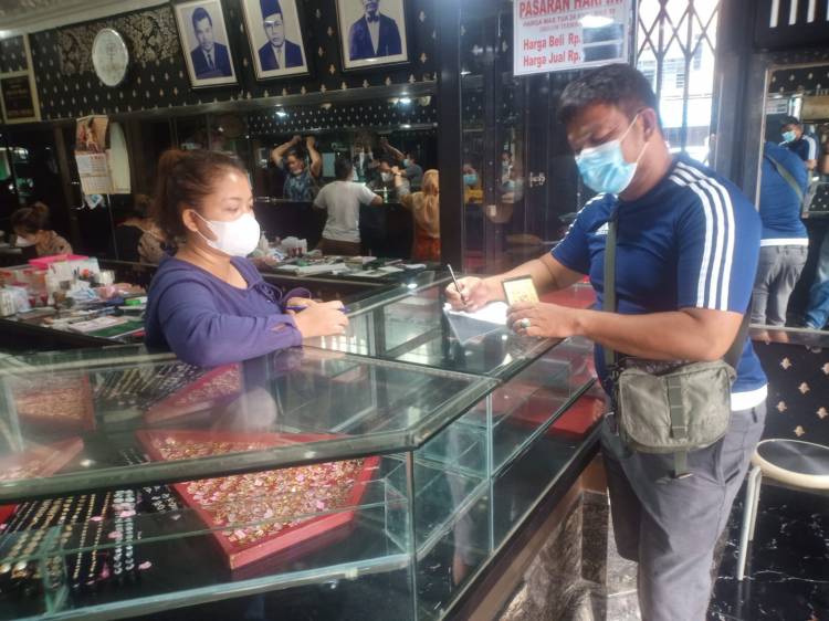 Tekab Polsek Medan Baru Gelar Patroli Sambangi Toko - Toko Emas Untuk Memberikan Himbauan