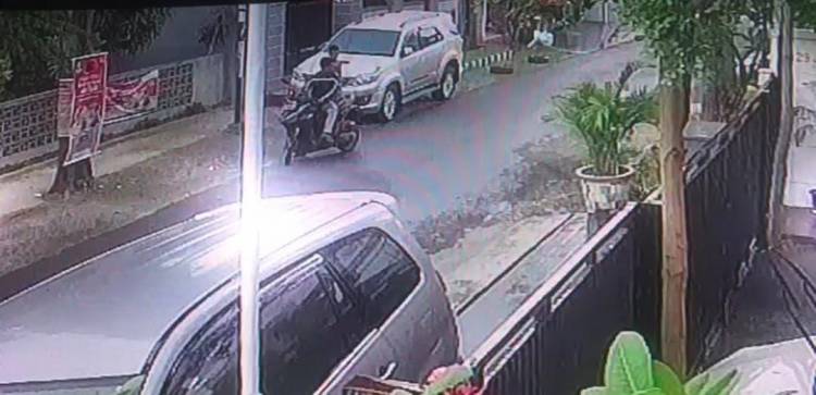 Aksi Pencurian Spion Mobil Marak di Jalan Pon, Ini Wajah Pelaku Yang Terekam CCTV