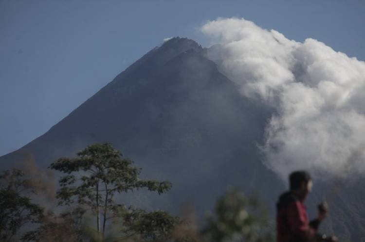 Sejauh 1.400 Meter Gunung Merapi Kembali Luncurkan Awan Panas