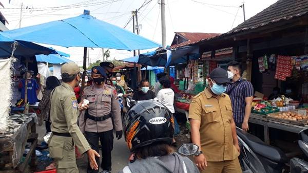 Brimob Poldasu Bersama Unsur Kecamatan Blusukan Sampaikan Himbauan Prokes di Pasar Tradisional