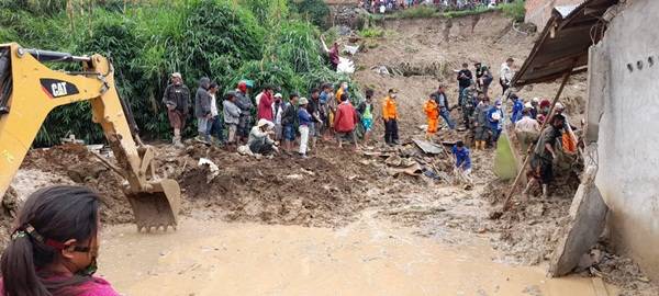 Dandim 0205/TK Ikut Mencari Korban Longsor di Lau Bawang