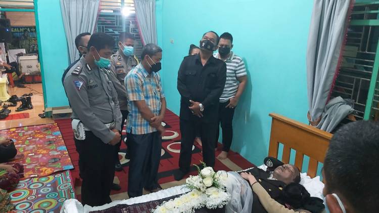 Kapolsek Medan Helvetia Takziah Dan Berikan Uang Duka Kepada Keluarga Alm.Aipda Manat Purba