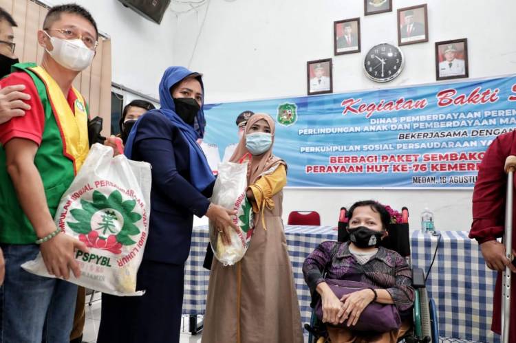 Sambut HUT RI ke-76, Dinas P3APM Kota Medan salurkan bantuan Paket Sembako Bagi Perempuan Disabilitas dan Anak Yatim Piatu