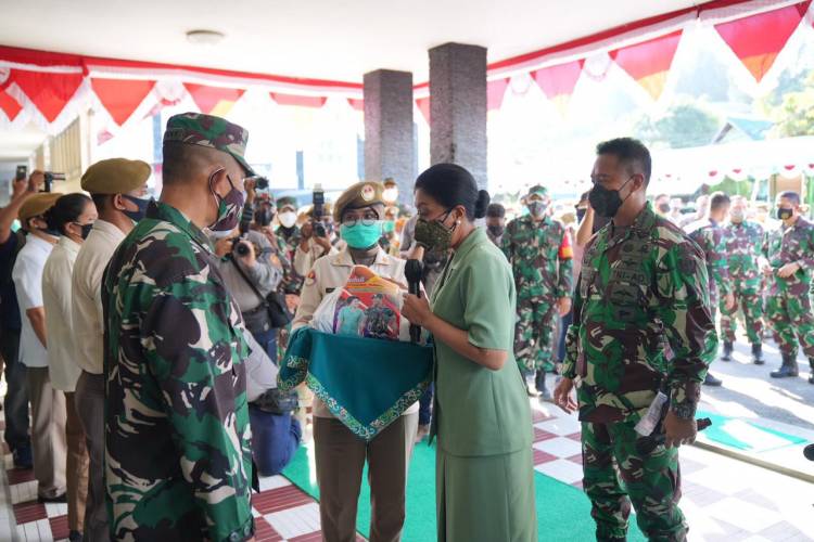 Kasad Didampingi Ibu Hetty Andika Perkasa Mengunjungi RS. Dr. R. HARDJANTO Balikpapan Kalimantan Timur