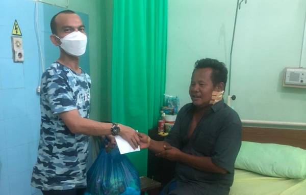 FWP Serahkan Tali Asih Kabareskrim pada Jukir Korban Ditembak  Perampok