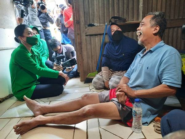 Ny. Hetty Serahkan Bantuan  Sembako  Kepada Warga Kurang Mampu