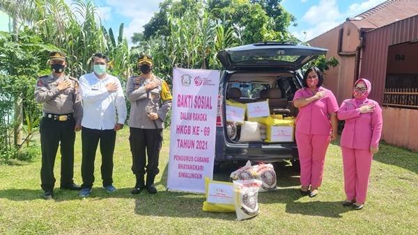 Kapolres Simalungun Salurkan 200 Paket Baksos Alumni AKPOL 2000