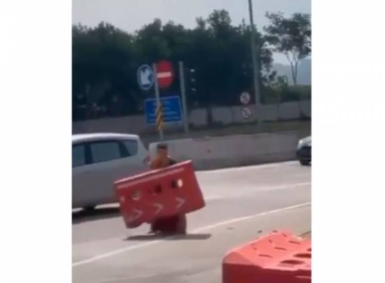 Gempar, Emak-Emak Mengamuk Bongkar Water Barier di Gerbang Tol Viral