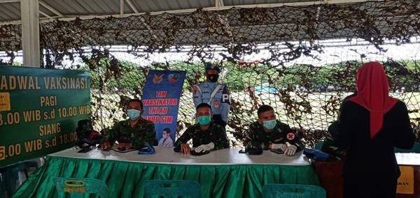 Tim Vaksinator Lanud SIM Turut Andil Dalam Serbuan Vaksinasi Covid-19 di Lapangan Blang Padang