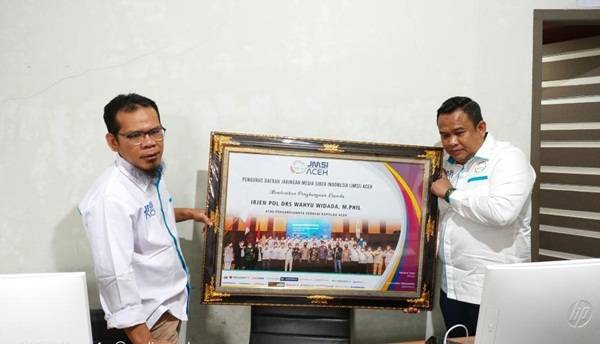 Ketua Umum JMSI Serahkan Penghargaan kepada Kapolda Aceh