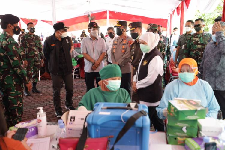 Forkopimda Jatim Melaksanakan Vaksinasi Tahap 2 di Islamic Center Surabaya