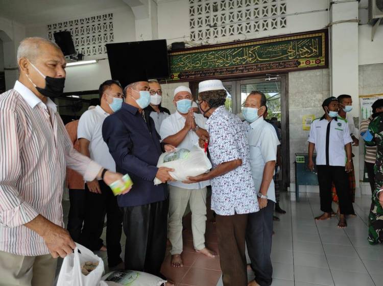 Untuk UMKN Terimbas Pandemi, BKM Masjid Agung Medan Salurkan Bansos